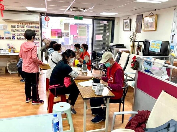 介壽里民眾到現場進行健康篩檢。圖／蔡錦文里長提供

