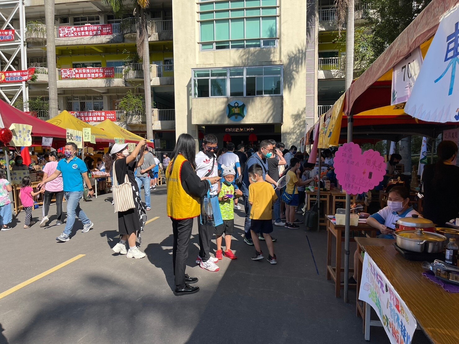 信義國中鄰近101大樓、市政府、四四南村以及象山自然景觀公園，帶給學校豐沛教育資源，讓校園充滿健康活力朝氣。圖／永慶房產集團提供