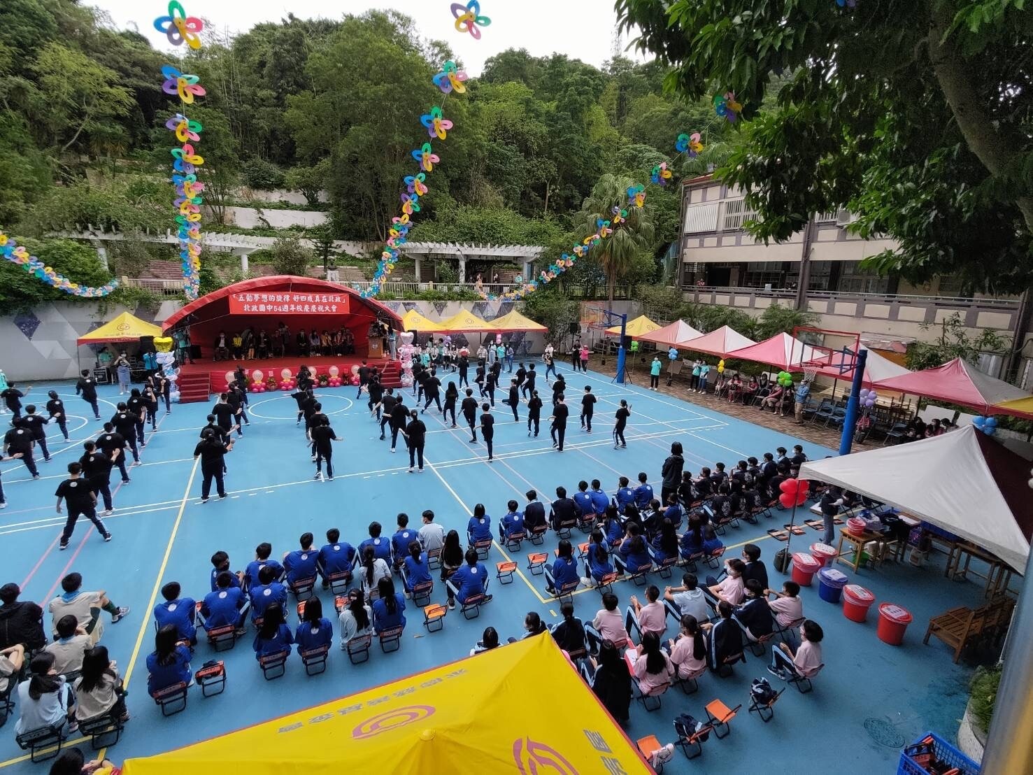 今年為北政國中山林溪複式童軍團成立20週年，校慶以「五動夢想的旋律 好四成真在北政」為主軸，邀請童軍團員在校慶當日帶來活力表演。圖／永慶房產集團提供