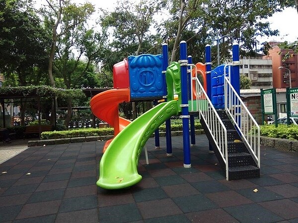 美仁一號公園設有兒童遊樂設施。圖／取自公園走透透，台北新花漾官網
