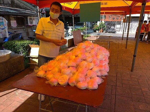 美仁里在重陽節時有發放壽桃的活動。圖／取自台北市鄰里服務網
