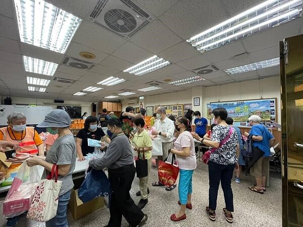 復建里里民領取里長特別準備的母親節禮物。圖／林坤信里長提供
