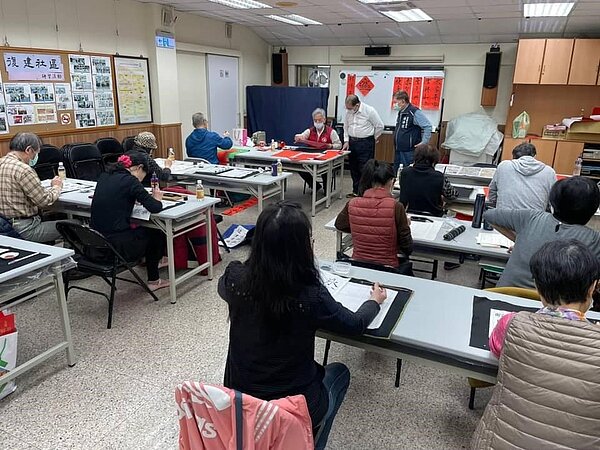 里民在現場為自己的春聯題字。圖／林坤信里長提供
