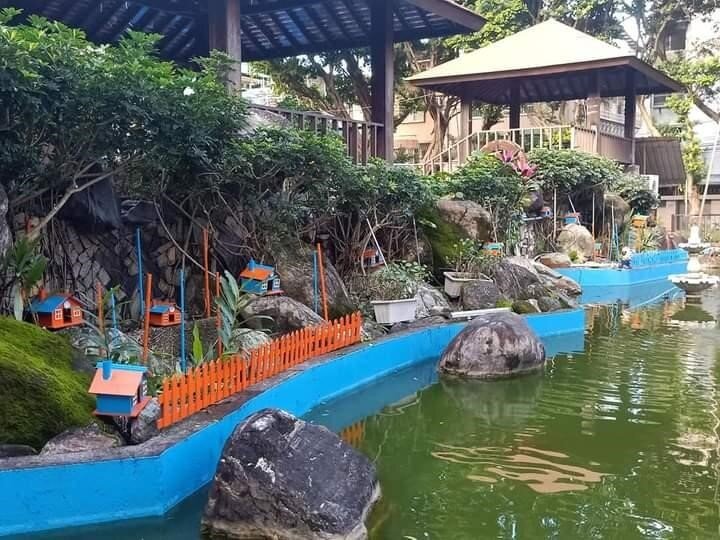 小木屋放在魚池旁，增添美麗色彩。圖／易小滿攝