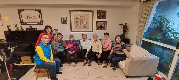 達觀里金威里長在重陽節探訪長輩。圖／取自「達觀金里長」臉書

