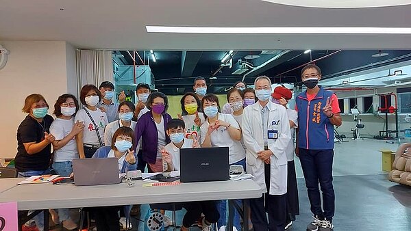 達觀里為高齡者施打疫苗。圖／取自「達觀金里長」臉書

