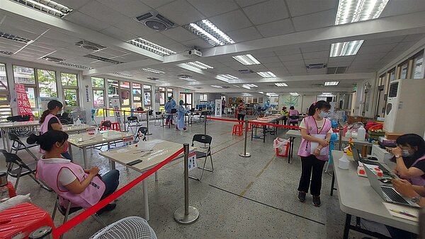 志工提早到現場等待施打疫苗的民眾。圖／取自「達觀金里長」臉書

