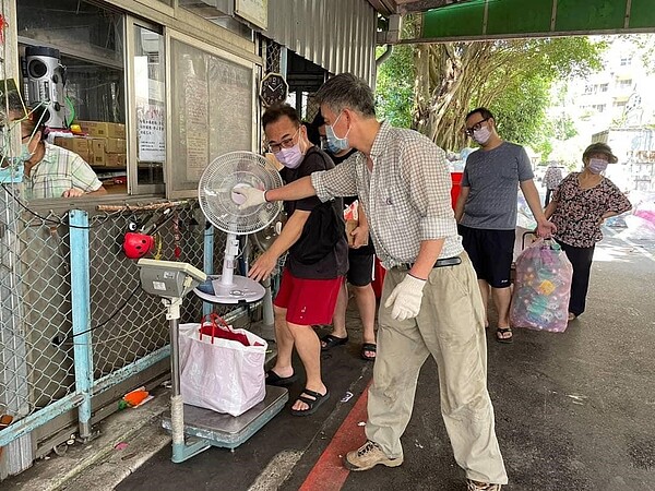 里民將家中不需要的電器進行回收。圖/取自「新店樂生活 X 有你有我」臉書