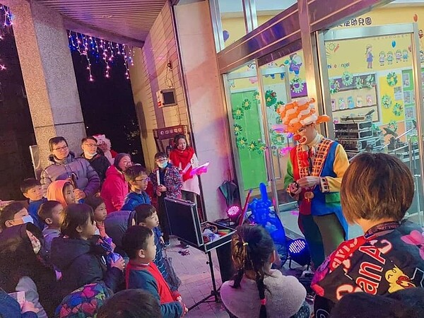 大鵬里聖誕晚會吸引許多民眾前往。圖/取自「新店樂生活 X 有你有我」臉書