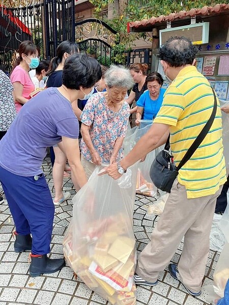 將金紙回收由專人處理。圖／取自「新店樂生活 X 有你有我」臉書

