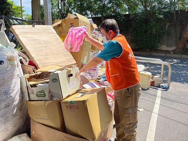 大鵬里民眾踴躍參與資源回收活動。圖/取自「新店樂生活 X 有你有我」臉書