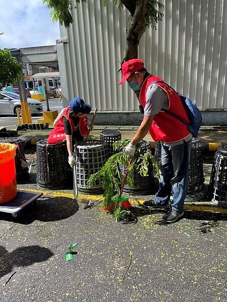 成福里的社區清潔日，將志工編組分區域進行打掃。圖／取自卜學明禮長臉書粉專

