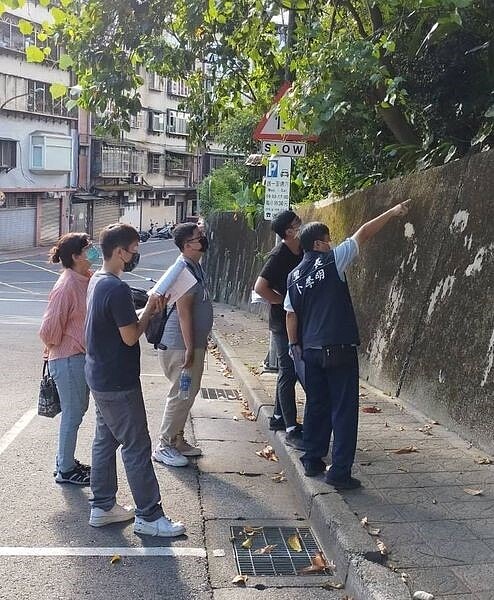 成福里擋土牆邊坡完善工程會勘，卜里長邀請相關單進行討論。圖／取自卜學明禮長臉書粉專

