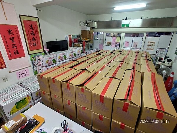 中秋節堆滿里辦公室的禮品為卜里長對里民的心意。圖／取自卜學明禮長臉書粉專

