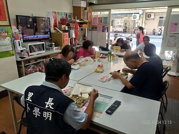 卜里長希望透過共餐活動鼓勵長輩們多走出家門與人互動。圖／取自卜學明里長臉書專頁

