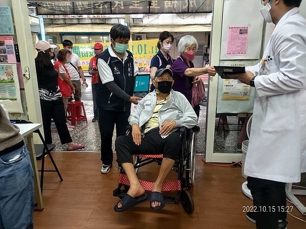 成福里辦理流感疫苗施打，雖遇下雨仍有許多長者在親友陪同下來接種。圖／取自卜學明里長臉書專頁
