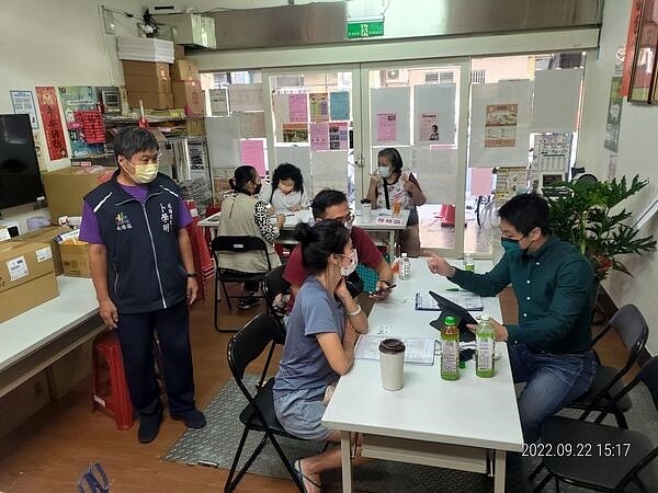 成福里與弘鼎律師事務所合作提供免費法律諮詢服務，為里民解惑。圖／取自卜學明里長臉書專頁

