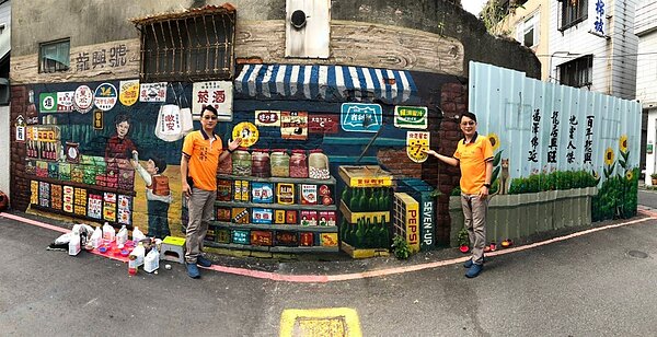台北市中正區龍興里里長與里區內的壁畫街景合影。圖／林正晴里長提供