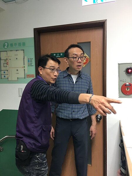 和里民熱情互動的里長。圖／林正晴里長提供