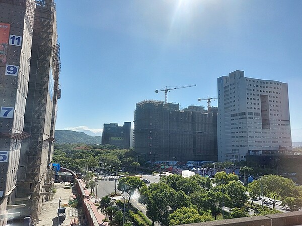 房價跌不了全因「7面向」?專家曝「3條件」存在才有機會 張金鶚指不少高薪竹科工程師當起投資客,加上外地投資客、一些竹科太太在買賣房產及炒作,使新竹房價衝高;「新竹房市自成一個圈子」,讓當地非科技業民眾難以買房。圖/好房網News林和謙/攝