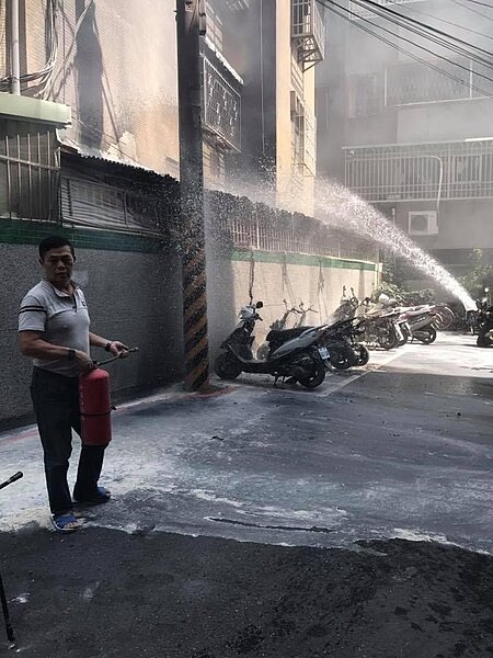 里長協助滅火。圖／新店區國豐里里民服務臉書

