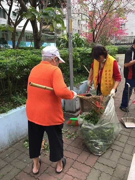 環保志工定期打掃。圖／新店區國豐里里民服務臉書