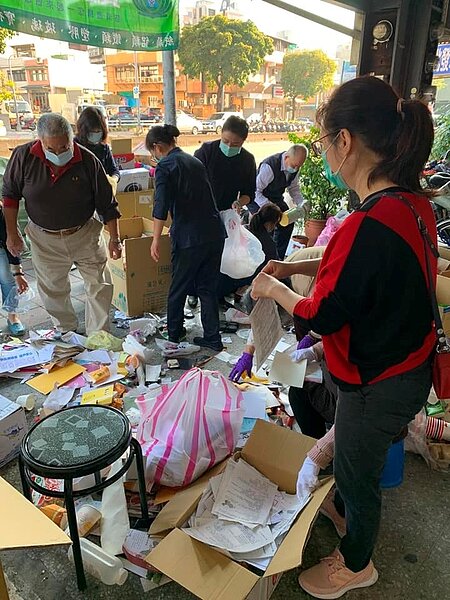 里民們一起投入資源回收的活動,環保愛地球。圖/林正晴里長提供