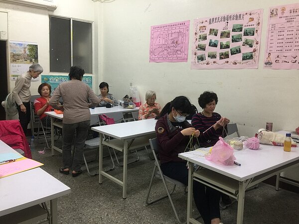里民們進行毛線班課程。圖/林正晴里長提供
