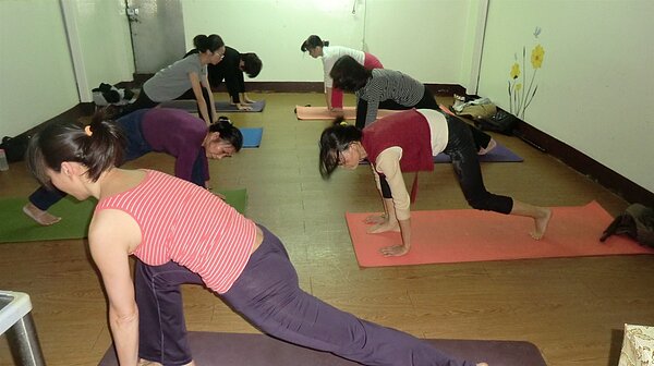 里民在里民活動中心瑜珈班進行瑜伽伸展。圖/林正晴里長提供