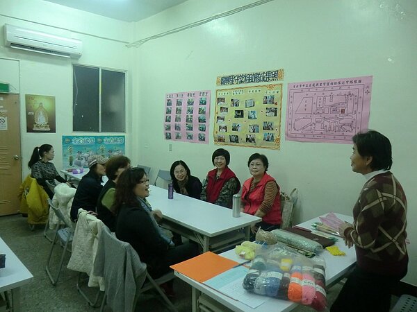里民們進行毛線班課程。圖/林正晴里長提供