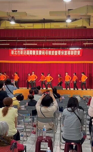 母親節舞蹈表演。圖／顏榮宏里長提供

