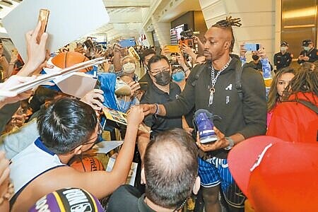 前NBA球星「魔獸」霍華德近日於美式賣場、夜市逛街,面對球迷合影、索取簽名等互動來者不拒,卻因未戴口罩引發討論。(本報資料照片)