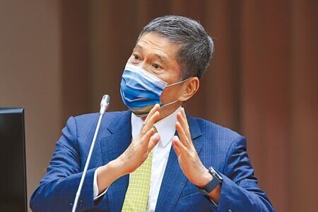 
新冠肺炎疫情接近尾聲，文化部為了持續刺激藝文消費，計畫將藝FUN券轉型為文化禮金。文化部長李永得16日在立法院備詢時表示，文化禮金主要將以點數形式流通，有3大項目，包括發放給18歲青年的「文化成年禮」1200元，還有鼓勵藝文產業團體釋出優惠，以及鼓勵企業購買點數回饋員工。（黃世麒攝）
