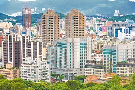 
衛福部心理健康司長諶立中日前指出，青少年自殺死亡率高，是因高樓增加，引發譁然。圖為示意圖，與新聞無關。（劉宗龍攝）全國各縣市安心專線1925
