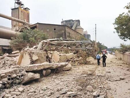 今年4月東南水泥水泥高塔拆除工程發生事故,造成雙鐵大亂,影響清明連假疏運。圖為事故現場。(本報資料照片)