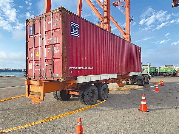 台中港第32號碼頭長榮貨櫃場內,一只空櫃內16日發現一具脫水女屍。(警方提供)