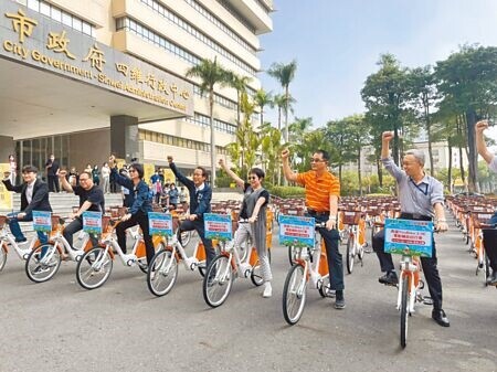 
高雄市府推動YouBike 2.0升級計畫，除了投入540輛YouBike 2.0自行車，另外還有500輛YouBike 2.0E電動輔助自行車，首波150輛YouBike2.0E於昨日中午先正式上線營運。（洪靖宜攝）
