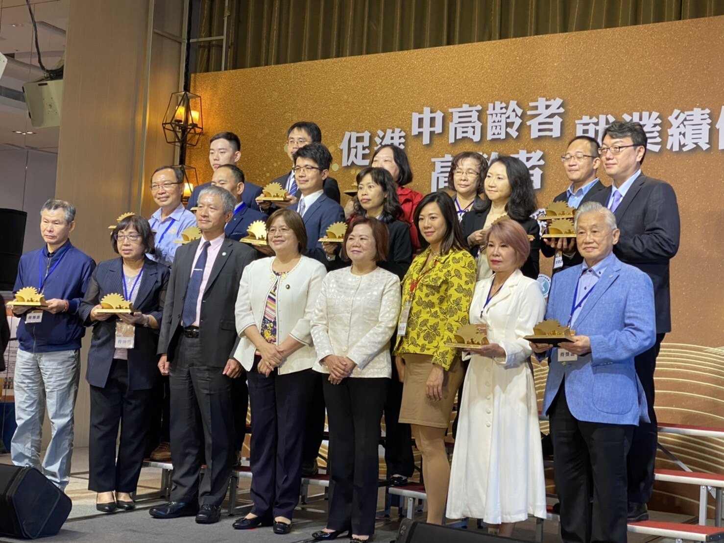 勞動部長許銘春(前排右四)今出席「促進中高齡者及高齡者就業績優獎」頒獎典禮。記者葉冠妤/攝影