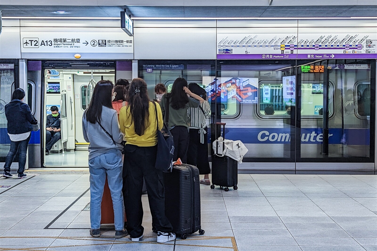 北北基桃「1200首都通交通月票」政見引發討論。圖為桃園機場旅客搭乘機場捷運。記者黃仲明／攝影 