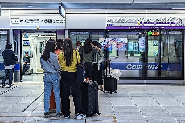 北北基桃「1200首都通交通月票」政見引發討論。圖為桃園機場旅客搭乘機場捷運。記者黃仲明／攝影 