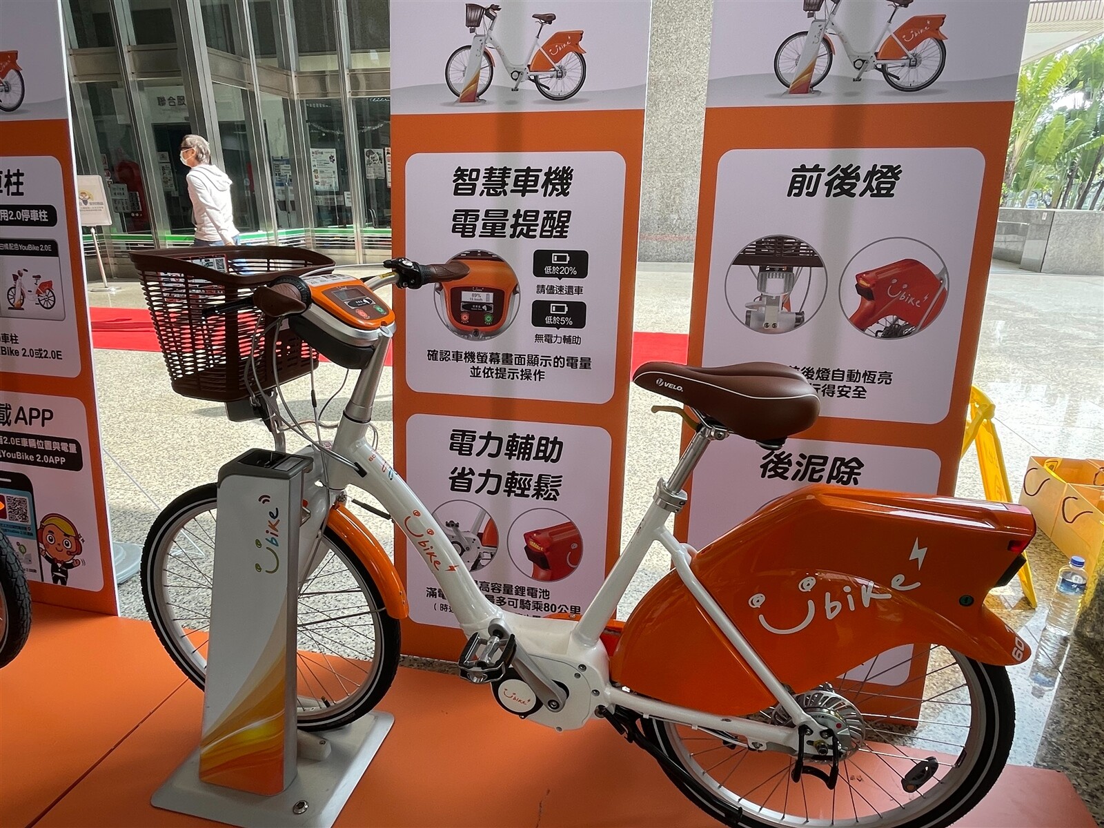 高雄YouBike 2.0E提供更省力的騎乘體驗，費率為前兩小時每30分鐘20元，第三小時起每30分鐘40元。記者徐如宜／攝影 