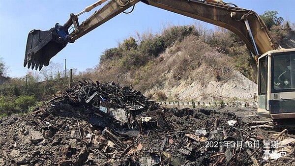 何姓男子為首的不法集團,在高雄田寮自有土地傾倒廢棄物。記者陳弘逸/翻攝