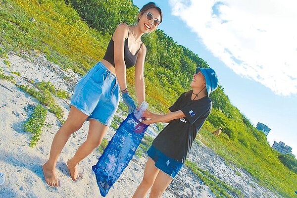 民眾自發至綠島淨灘，撿拾的垃圾多數為寶特瓶、塑膠袋、拖鞋。（綠島區漁會提供／蔡旻妤台東傳真）