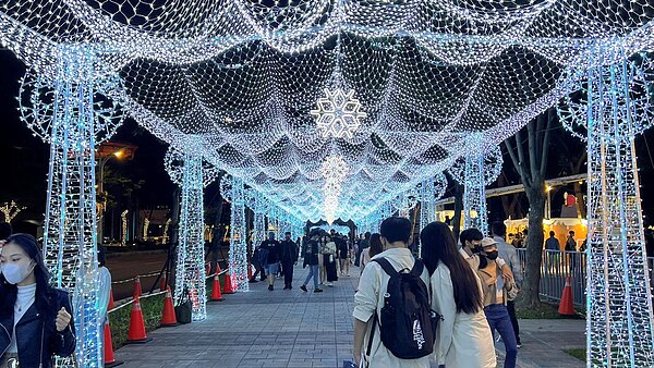 新北歡樂耶誕城被網友笑稱其中一處通道布置頗有「台式美學」。圖/截自臉書社團「路上觀察學院」