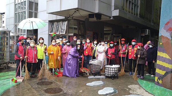 錦昌里環保志工隊不畏風雨，用心打掃鄰里環境。圖／里長范文輝提供