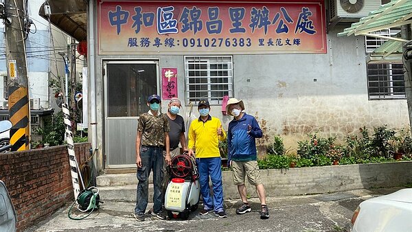 里長與志工定期為社區消毒，守護里民健康。圖／里長范文輝提供

