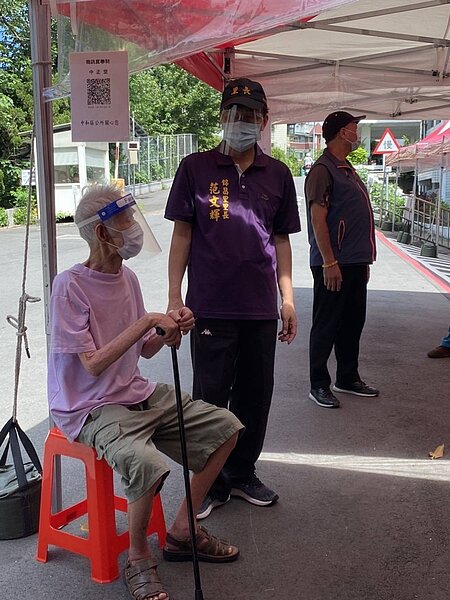 里長到疫苗施打現場關心里民身體狀況。圖／里長范文輝提供
