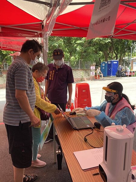 里長在疫苗施打現場盡心協助。圖／里長范文輝提供