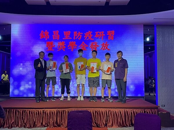 里內優秀學子眾多，每次頒獎都有許多人領取。圖／里長范文輝提供