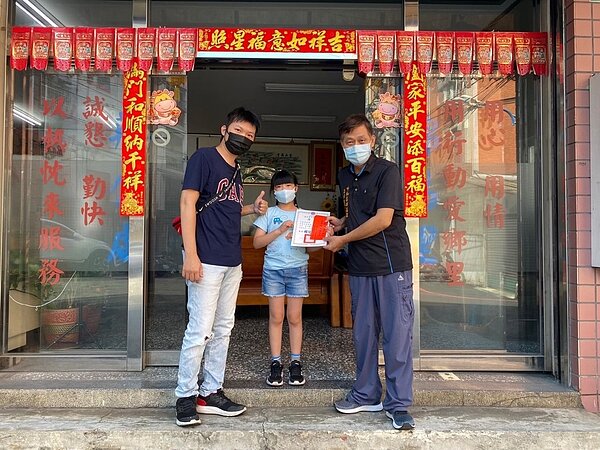 錦昌里里長范文輝發放獎學金，鼓勵里內學生認真向學。圖／里長范文輝提供